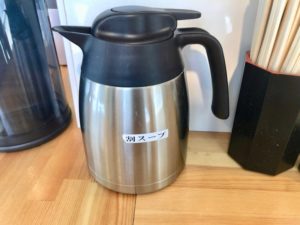 カウンターに置かれたスープ割りのポット