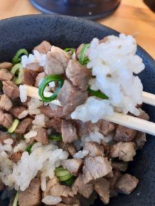 チャーシュー丼を箸で食べる様子