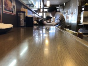 店内のカウンター席の様子