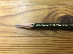ナイフで削られた昔ながらの鉛筆
