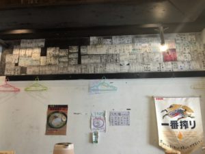 節の壁一面に飾られているサイン