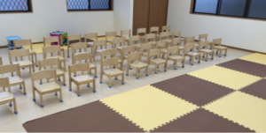 そらまめ保育園市川大野の椅子の並んだ教室内の様子