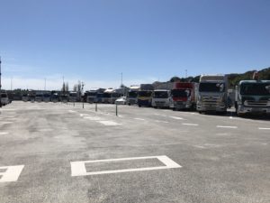 大型車駐車場に停められた多くのトラック