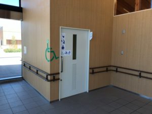 身障者用のトイレ入口