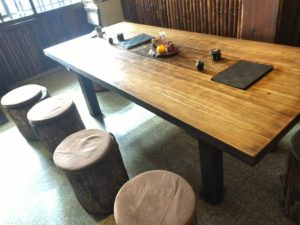 1枚板のテーブル席その１