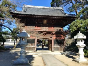 真間山弘法寺の赤門の写真