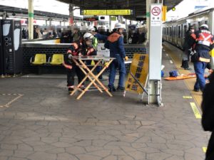 2 5 火 午前9時頃市川駅で人身事故で男性死亡 現場写真あり ガラスが破損