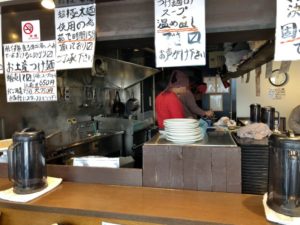 入口からの厨房の様子