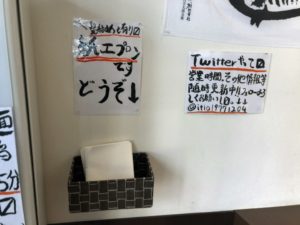 紙エプロンが壁に掛けられている様子