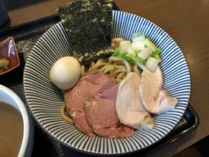 麺と添えられている具材