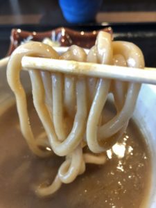 濃厚つけ汁に超極太麺をつけた様子