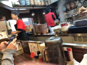 あけどやの厨房内