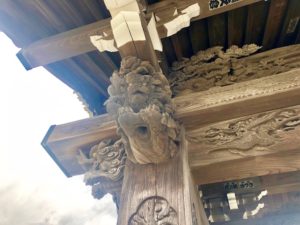 妙行寺の山門の彫刻