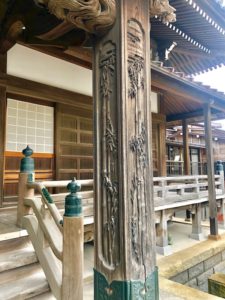 妙行寺の柱の彫刻