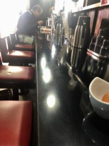 店内のカウンター席