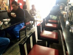 カウンター席とテーブル席