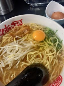 生卵を乗せた徳島中華そば