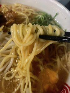 卵を絡めた麺