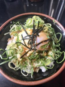 秘伝の玉掛け醤油をかけた丼
