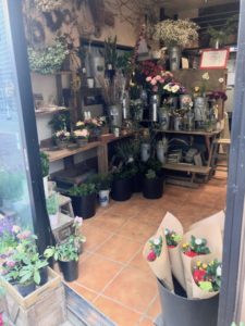 芽ぶき屋の店内に並んだお花
