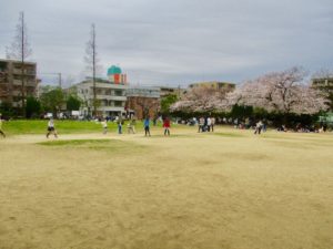 行徳駅前公園の広場で遊ぶ子供たち