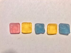 グミに浮き出ている文字