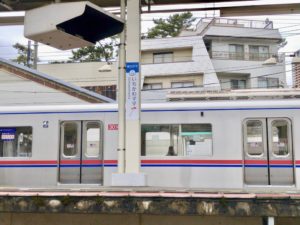 ホームの市川ママ駅の看板（縦看板）