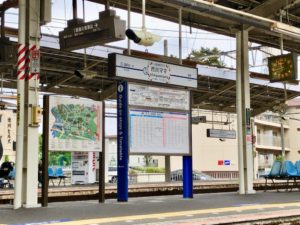 市川ママ駅ホームの横看板