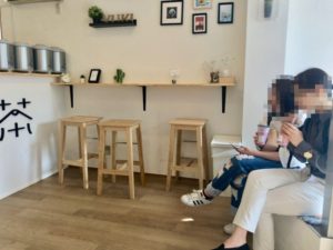 雪の茶の店内のカウンター席