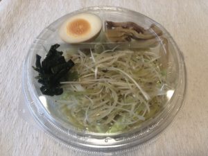 パッケージを剥がした冷し白ネギ醤油ラーメン