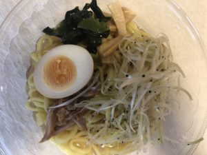 具を盛り付けた冷し白ネギ醤油ラーメン