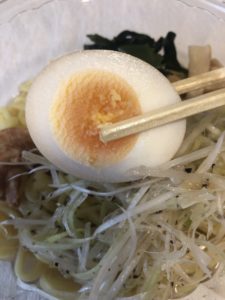 冷し白ネギ醤油ラーメンの卵