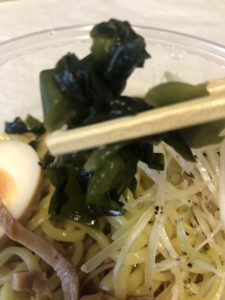 冷し白ネギ醤油ラーメンのワカメ