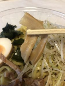 冷し白ネギ醤油ラーメンのメンマ