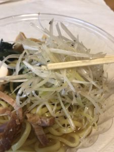 冷し白ネギ醤油ラーメンのネギ