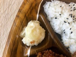 大きなチキンカツ弁当のポテトサラダ