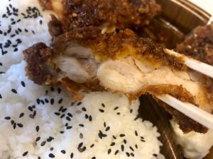 大きなチキンカツの断面