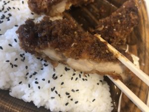 大きなキチンカツにぬられたソース