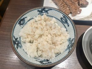 牛タン定食の麦飯