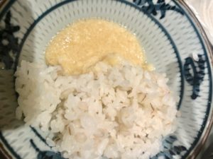とろろを麦飯にかけた写真