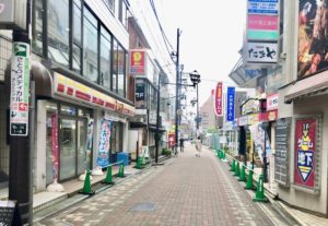 市川駅前西通り商店会の様子