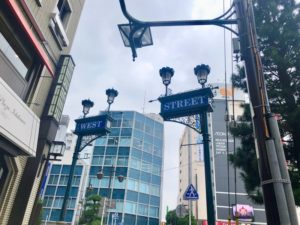 市川駅前西通りの看板