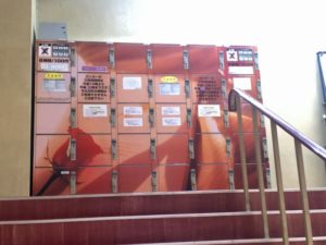 ダイエー館内の赤いコインロッカー