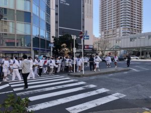 市川駅前で神輿を担ぐ人々