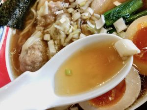 透き通った極N麺（醤油）のスープ