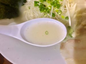 麺バル3×3（サザン）ラーメン白のスープ