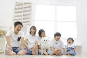 ぷるふぁみで撮影された5人家族の笑顔の写真