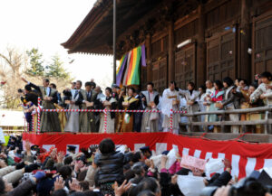 中山法華経寺豆まきお菓子まきの様子