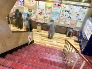 階段下の喫煙所（愛煙家コーナー）