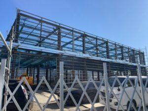 建デポ市川大野店の工事現場鉄骨が組まれている様子。(2026年2月筆者撮影）